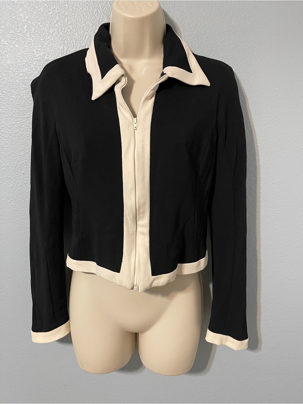 Vtg Moschino Cruise Me Baby Black Ivory Cropped Zip Jacket Italy 90s XXS - Read